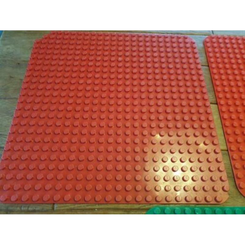 2 rode grote duplo grondplaten en 1 kleine groene