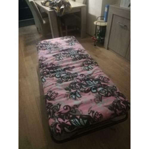 Inklapbaar logeerbed.