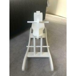 Houten witte hobbelpaard