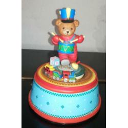 Fleurig Enesco muziekdoosje beertje met trommel en treintje