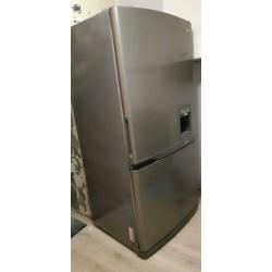 Grote zilveren ijskast/ koelkast met waterdispenser