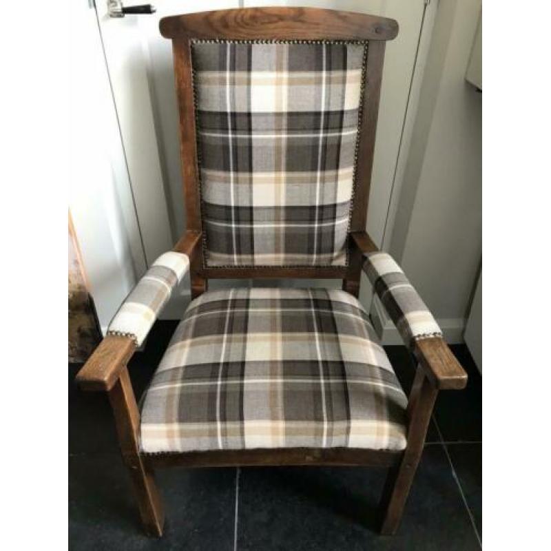 Oude degelijke fauteuil in een nieuw jasje