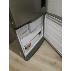 Grote zilveren ijskast/ koelkast met waterdispenser