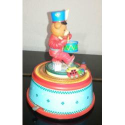 Fleurig Enesco muziekdoosje beertje met trommel en treintje