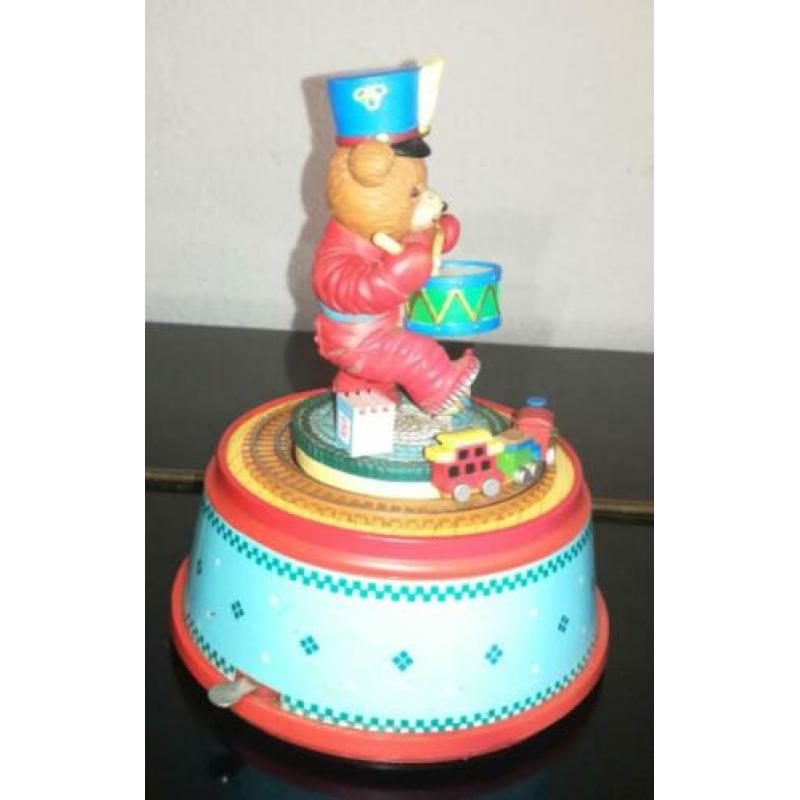 Fleurig Enesco muziekdoosje beertje met trommel en treintje