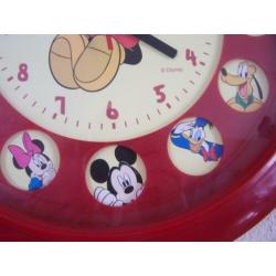Wandklok Disney met verschillende figuren. WERKEND!