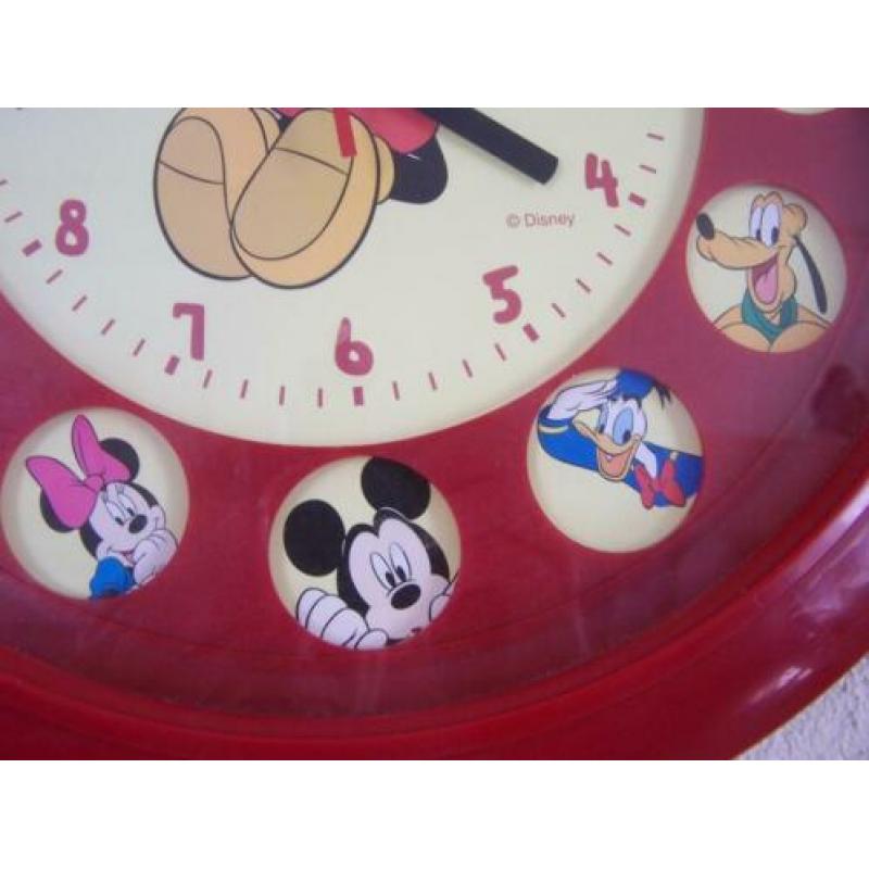 Wandklok Disney met verschillende figuren. WERKEND!