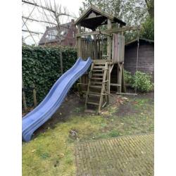 Speelhuis / speeltoestel met glijbaan en schommel t.e.a.b.