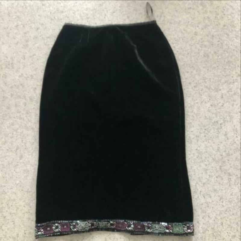 Prachtige rok velour met zijde. Merk: Helen David