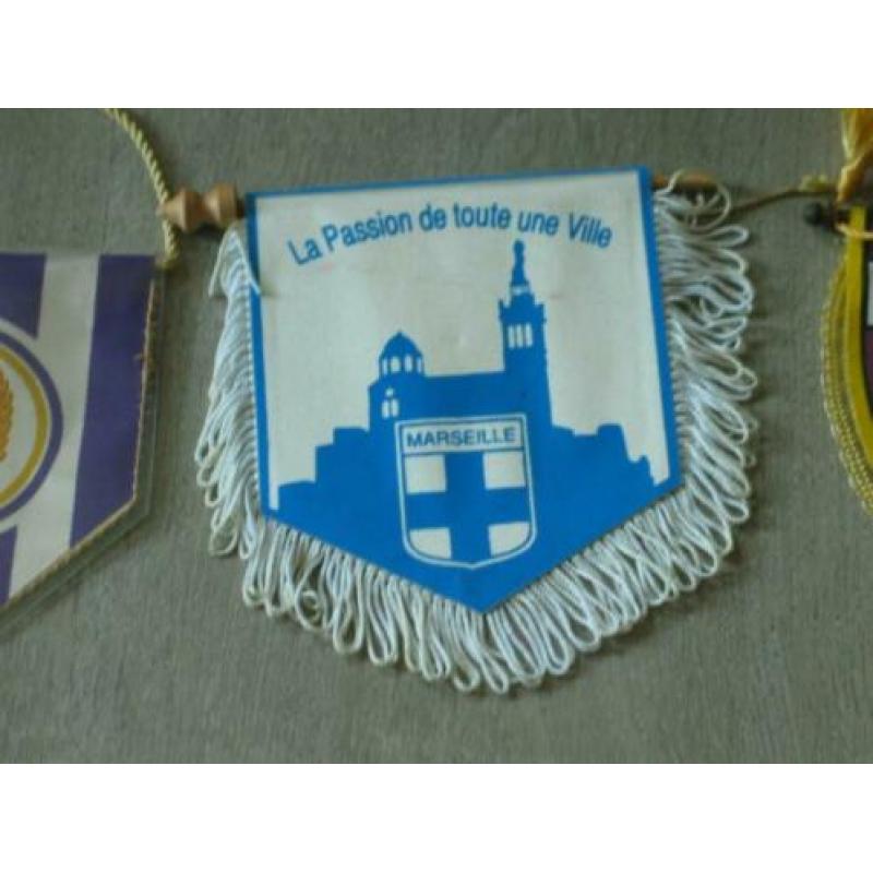 16 oude voetbalvaantjes binnen en buitenland collectibles