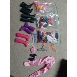 Pakket vintage barbie's+ kleding met schoenen 50 paar