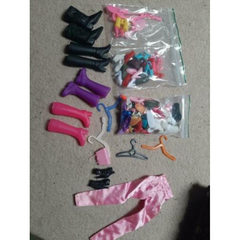 Pakket vintage barbie's+ kleding met schoenen 50 paar