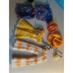 Pakket vintage barbie's+ kleding met schoenen 50 paar
