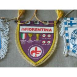 16 oude voetbalvaantjes binnen en buitenland collectibles