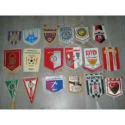 16 oude voetbalvaantjes binnen en buitenland collectibles