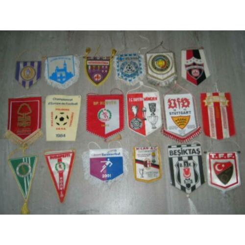 16 oude voetbalvaantjes binnen en buitenland collectibles