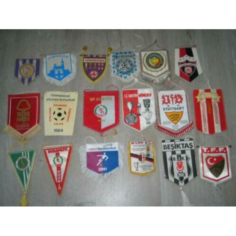 16 oude voetbalvaantjes binnen en buitenland collectibles