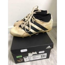 Te Koop: Adidas voetbalschoenen **32**