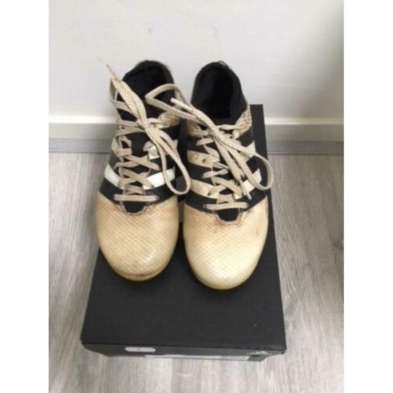 Te Koop: Adidas voetbalschoenen **32**