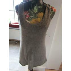 F276 Enjoy mt XL truitje mouwloos taupe gebreid