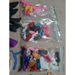 Pakket vintage barbie's+ kleding met schoenen 50 paar