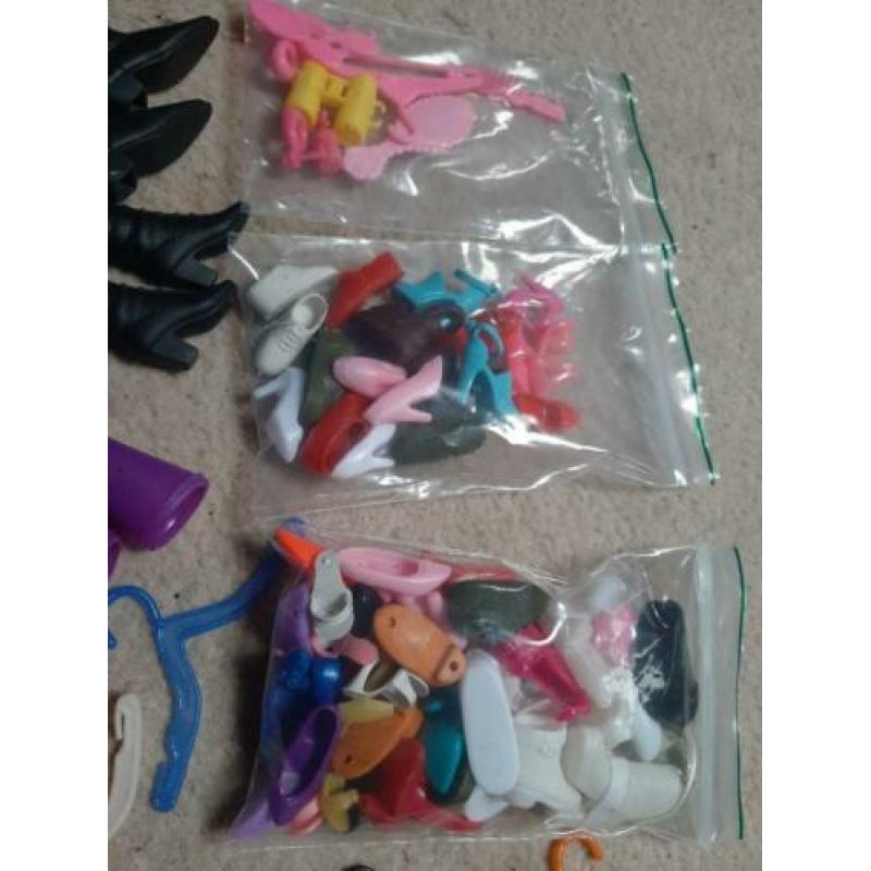 Pakket vintage barbie's+ kleding met schoenen 50 paar
