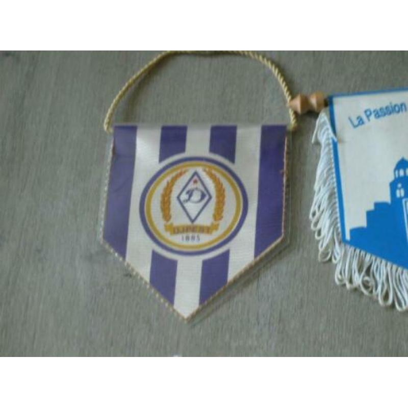 16 oude voetbalvaantjes binnen en buitenland collectibles