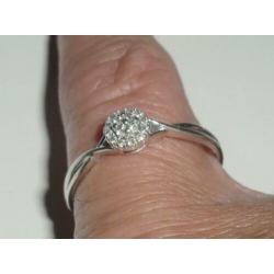 Mooie gouden ring met diamanten rozet