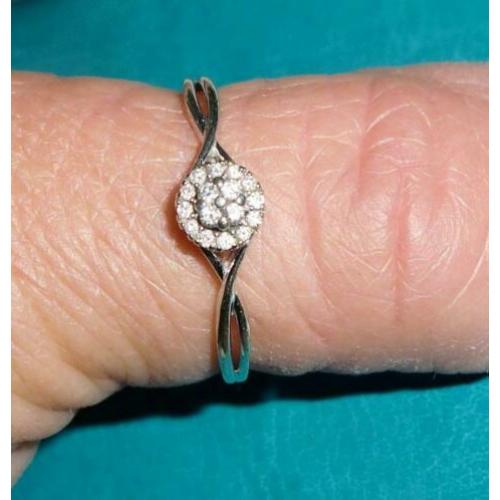 Mooie gouden ring met diamanten rozet