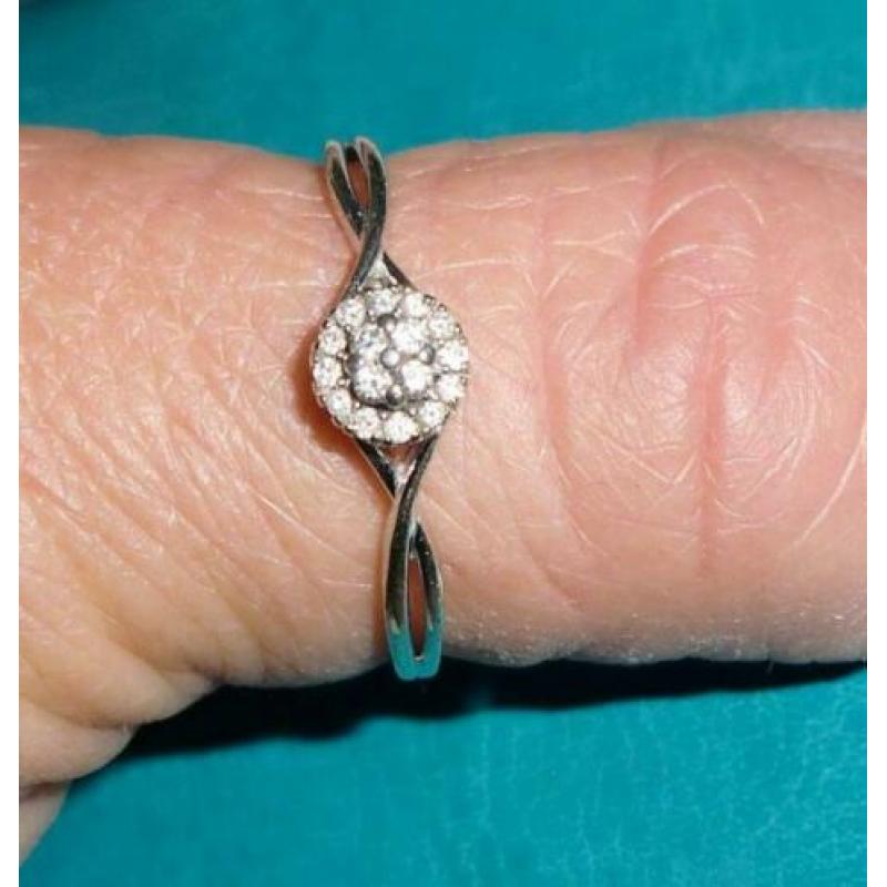 Mooie gouden ring met diamanten rozet