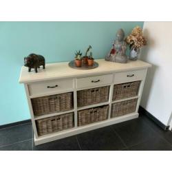 Leuke wit dressoir met houten manden
