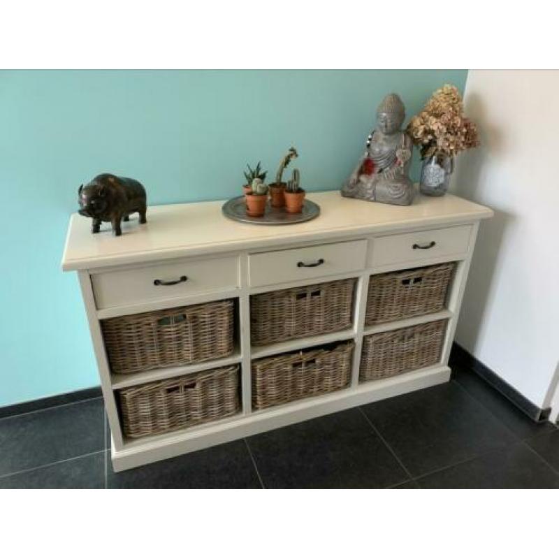 Leuke wit dressoir met houten manden