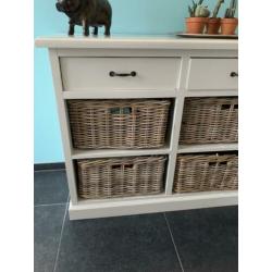 Leuke wit dressoir met houten manden