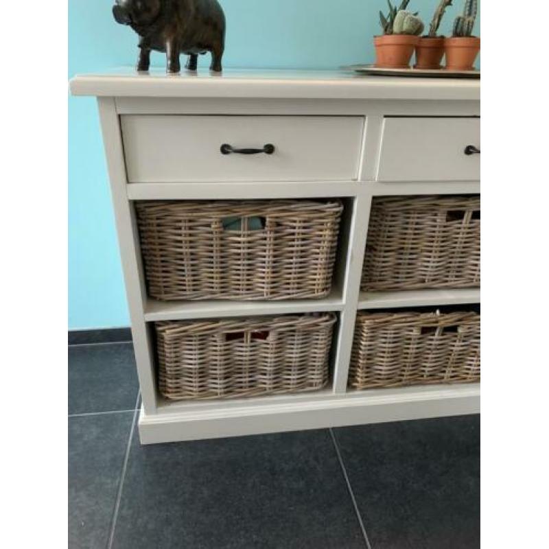 Leuke wit dressoir met houten manden