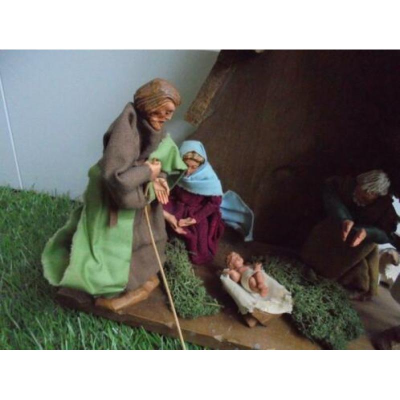 Bijzondere vintage kerststal met 6 aangeklede figuren,28 cm