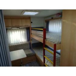 Caravan met stapelbed (Burstner + Walker voortent en luifel)