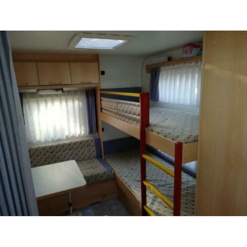 Caravan met stapelbed (Burstner + Walker voortent en luifel)