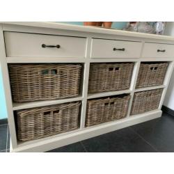 Leuke wit dressoir met houten manden