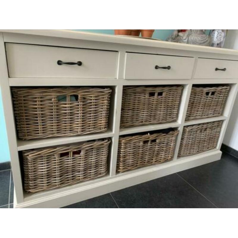 Leuke wit dressoir met houten manden