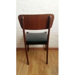 Vintage retro stoel zwart skai leer teakhout jaren 60.