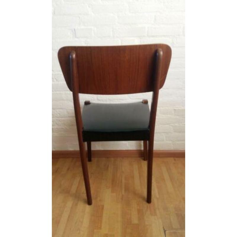 Vintage retro stoel zwart skai leer teakhout jaren 60.