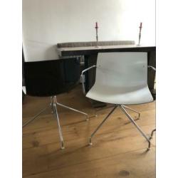 4 Arper Catifa eettafelstoelen.