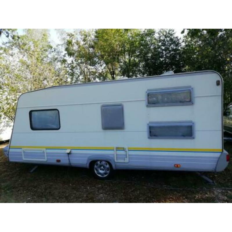 Caravan met stapelbed (Burstner + Walker voortent en luifel)