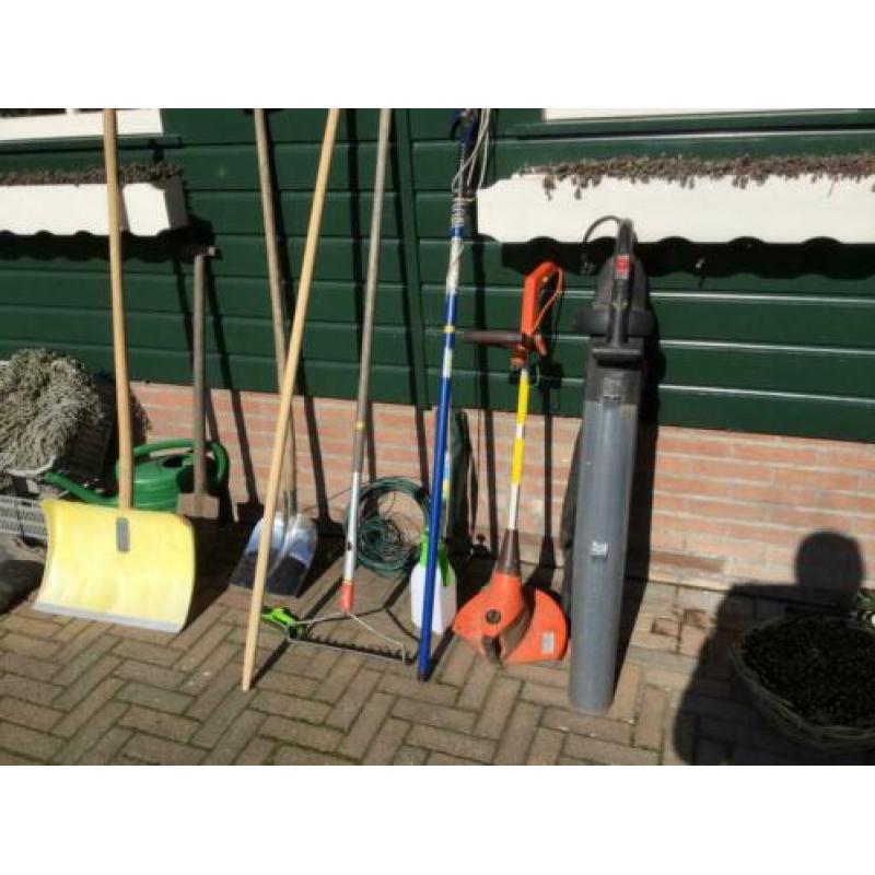 Tuingereed o.a grastrimmer, bladblazer ,netten, kistjes eea