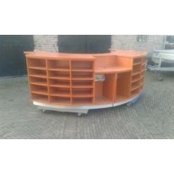 receptie balie met folder ruimte