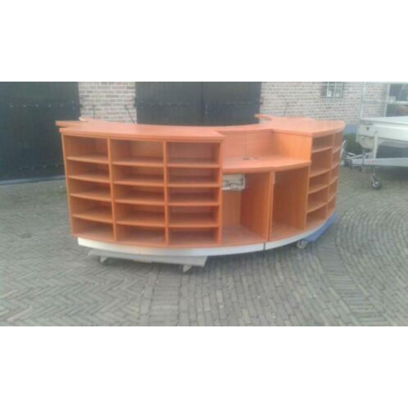 receptie balie met folder ruimte