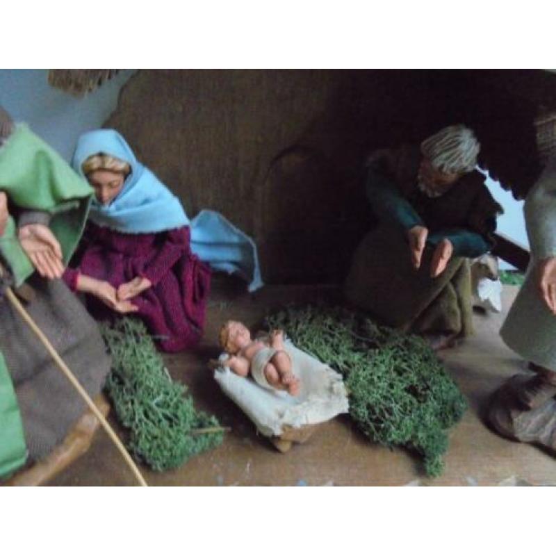 Bijzondere vintage kerststal met 6 aangeklede figuren,28 cm
