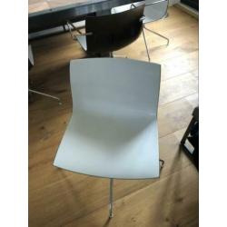 4 Arper Catifa eettafelstoelen.