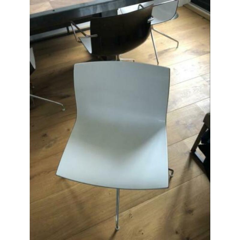 4 Arper Catifa eettafelstoelen.