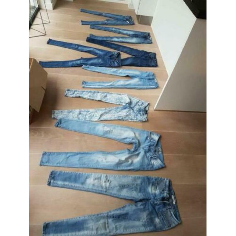 Stapel spijkerbroeken voor meiden